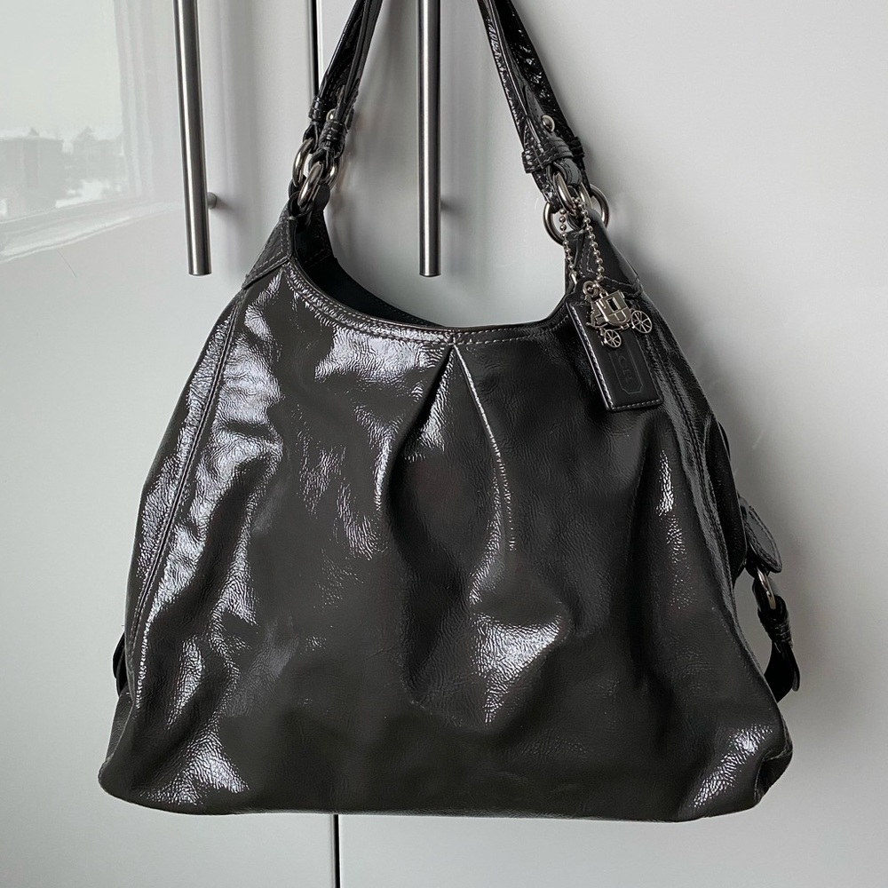 💛COACH💛gorgeous grey patent leather handbag